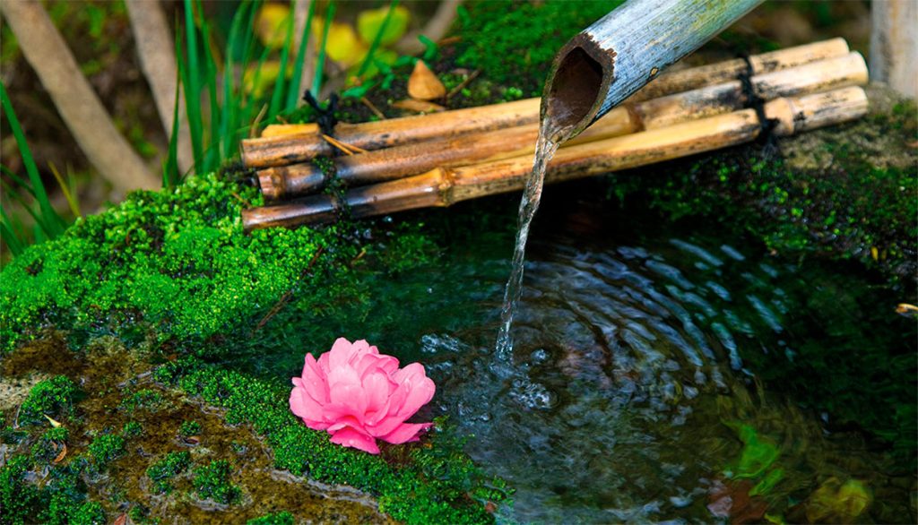 Fuente de agua en un jardín zen