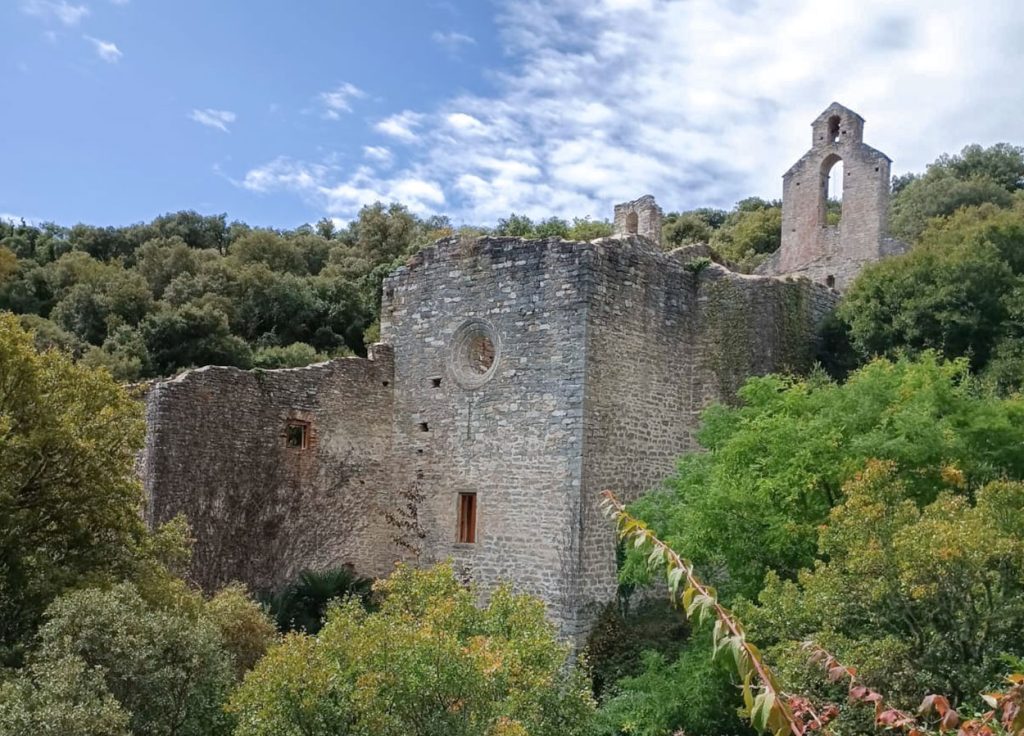Vista de las ruinas en Jardín botánico Santa Catalina
